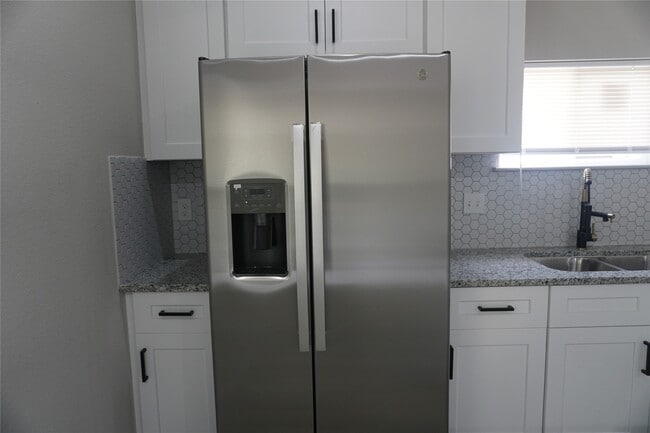 Building Photo - 11514 Persimmon St