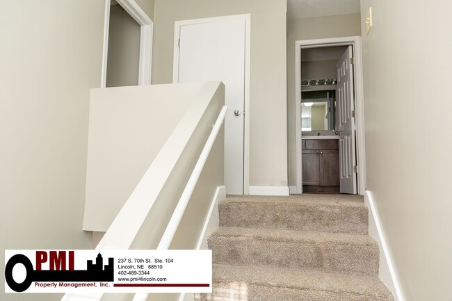 Building Photo - 3 Bedroom and 1.5 bathroom Duplex for Rent