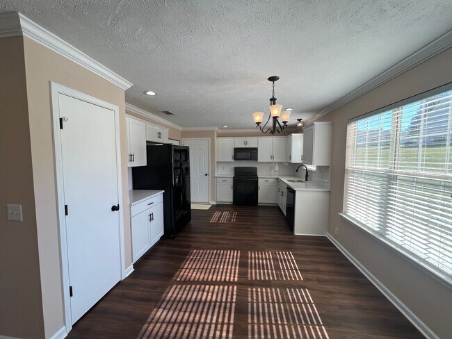 Building Photo - Beautifully updated 3 BR 2 Bath Home in Lavergne - Mowing included!