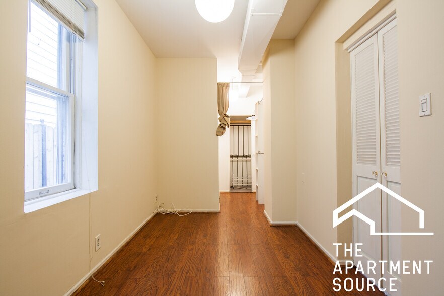 Building Photo - 3036 N Seminary Ave
