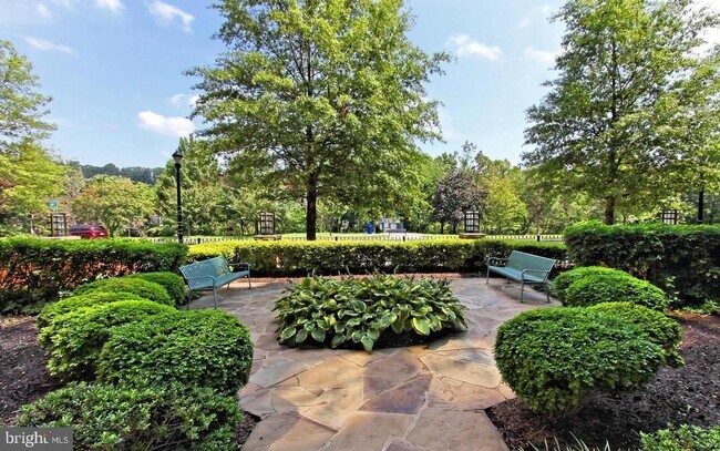 Building Photo - 2720 S Arlington Mill Dr
