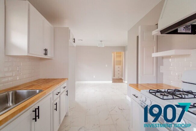 Building Photo - Completely Updated 3-Bed, 2-Bath Home in O...
