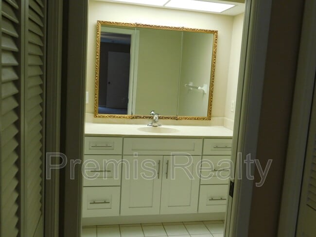 Building Photo - 1840 Oak Forest Dr W