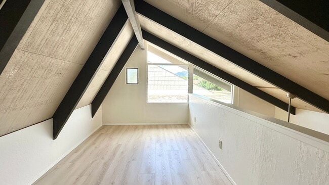 Building Photo - AVAILABLE NOW! 2 BED/1 BATH TOWNHOME W/ LO...