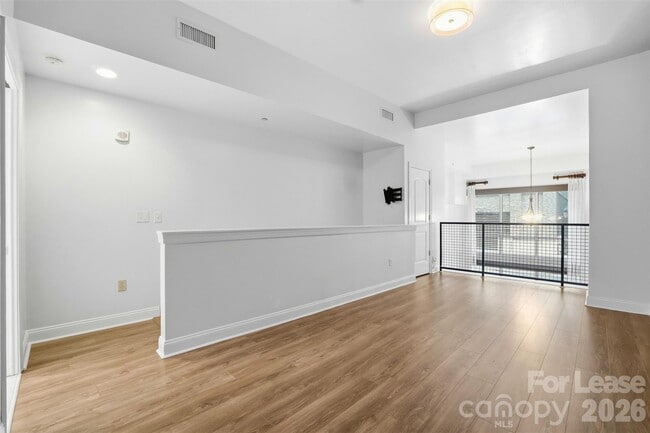 Building Photo - 701 Royal Ct