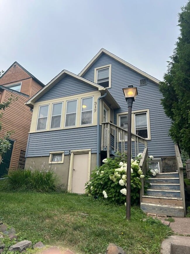 Building Photo - AVAILABLE SEPTEMBER 3rd - Adorable Bungalo...