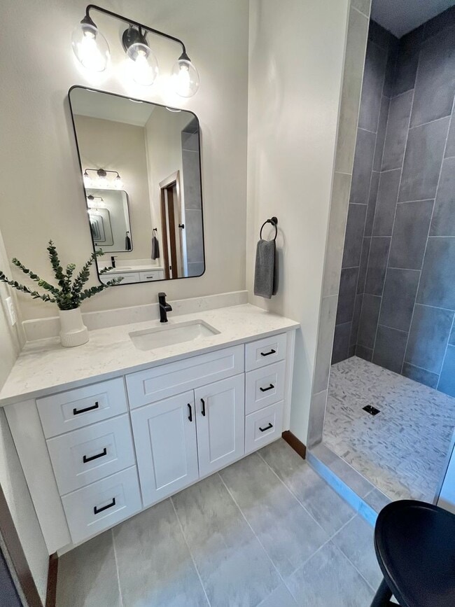 Building Photo - Stunning 5 Bed/2.5 Bath Townhome!