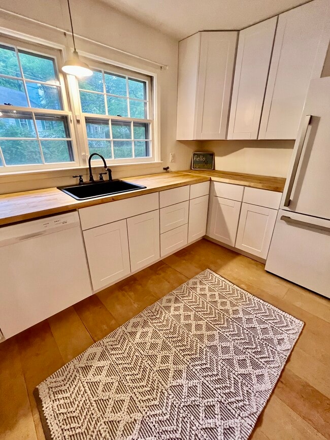 Building Photo - 250 Edgewood Dr