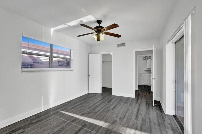 Building Photo - Beautiful 3 bedroom 2 bath Home in Miramar...