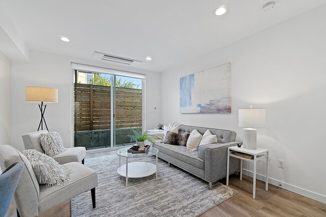 Building Photo - Modern 2bd/2ba Townhome with Rooftop & Par...