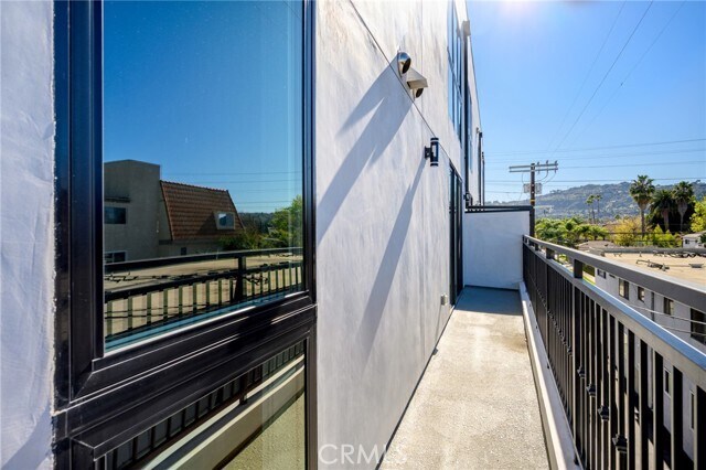 Building Photo - 10657 Moorpark St