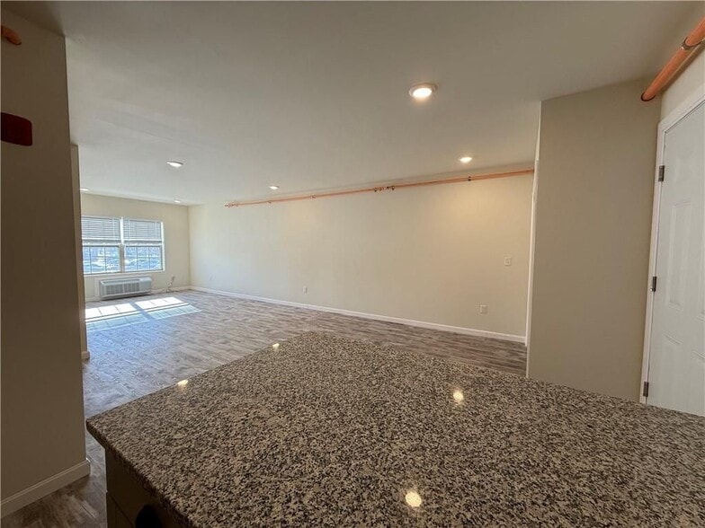 Building Photo - 327 Pine St