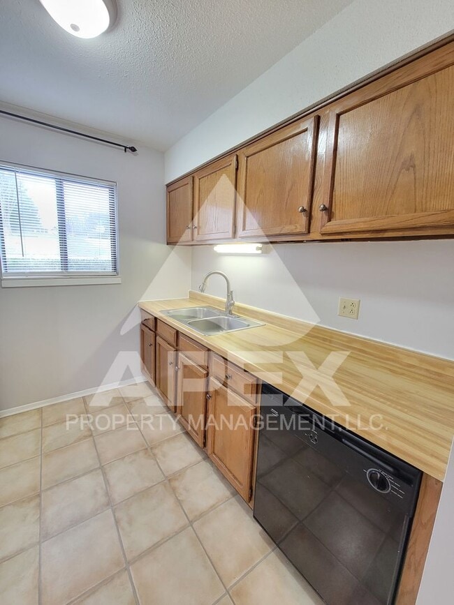 Building Photo - Beautiful 2Bd - 1.5 Bath Condo in West Kno...