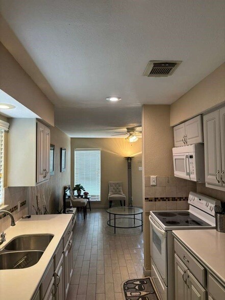 Building Photo - 7318 Dearborn St