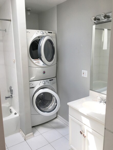 Master bath with laundry - 1927 N Sawyer Ave