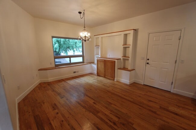 Building Photo - Stunning Boulder Pointe home with Huge Bon...
