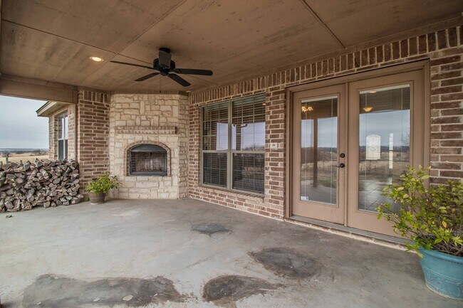 Building Photo - Beautiful Traditional Home on Over an Acre in Weatherford!