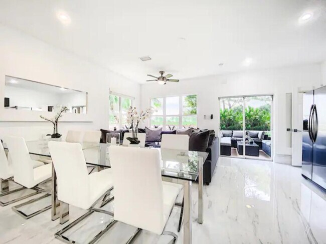 Building Photo - 1916 Perfect Dr