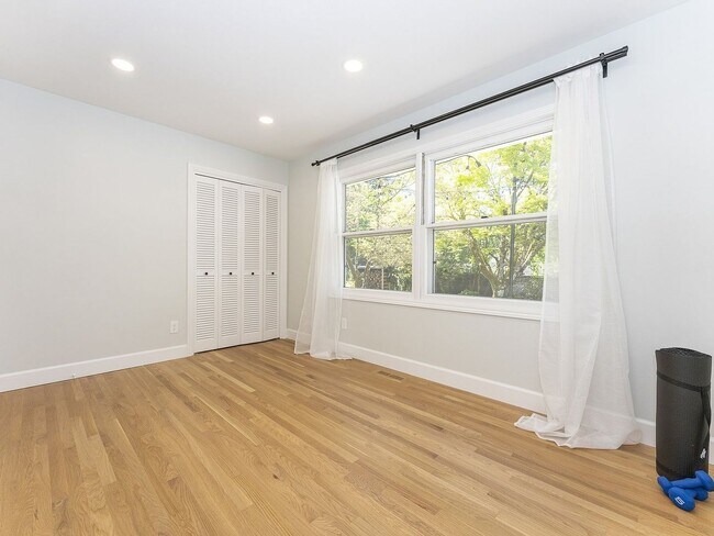 Building Photo - 4 BD remodeled Sylvan Heights home!