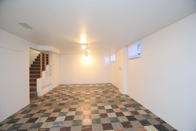 Building Photo - Charming N. Portland Home