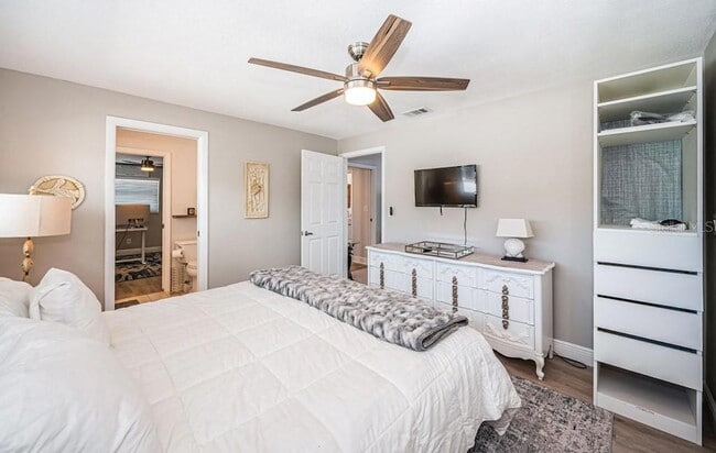 Building Photo - 2180 Dolphin Blvd S