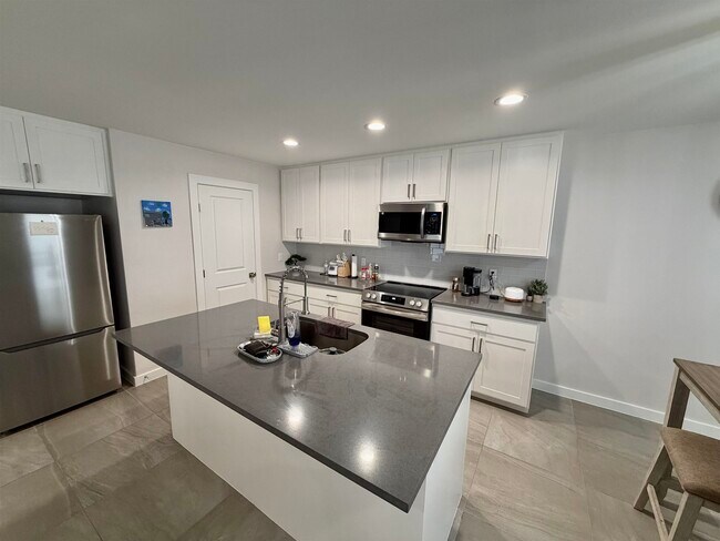 Building Photo - 4010 Ave Fenix Dr