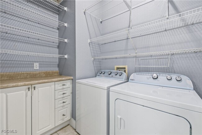 Building Photo - 1134 NE 4th Pl