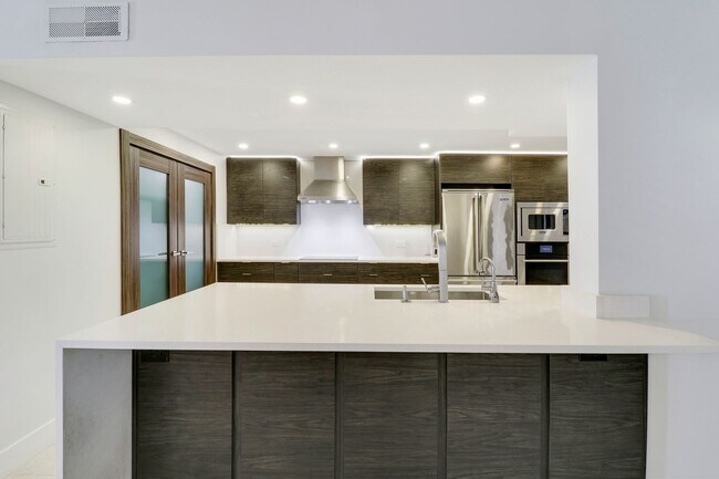 Building Photo - Beautiful 3 Bedroom 3 Bath Condo On North ...