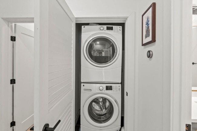 Building Photo - Bi-Level Shaw Condo