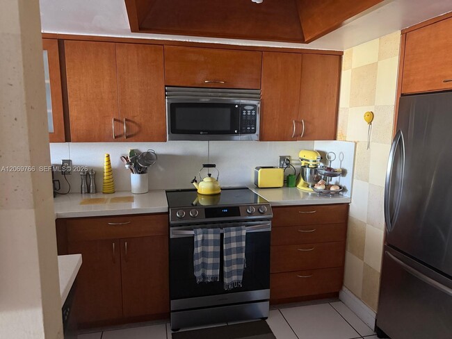 Building Photo - 5880 Collins Ave