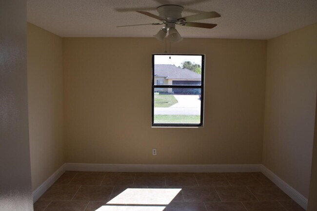 Building Photo - 3 bedroom 2 Bath 1 car garage