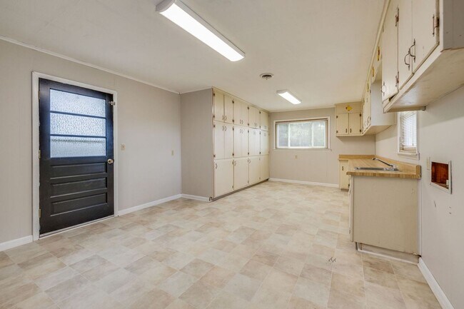 Building Photo - Beautifully updated 3 BR 1 BA home with ex...
