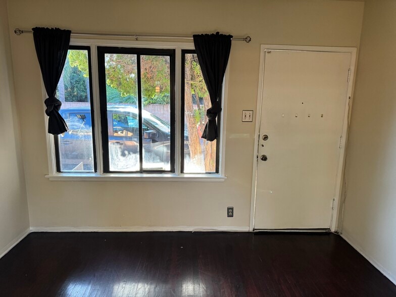 Living room - 11809 Valerio St