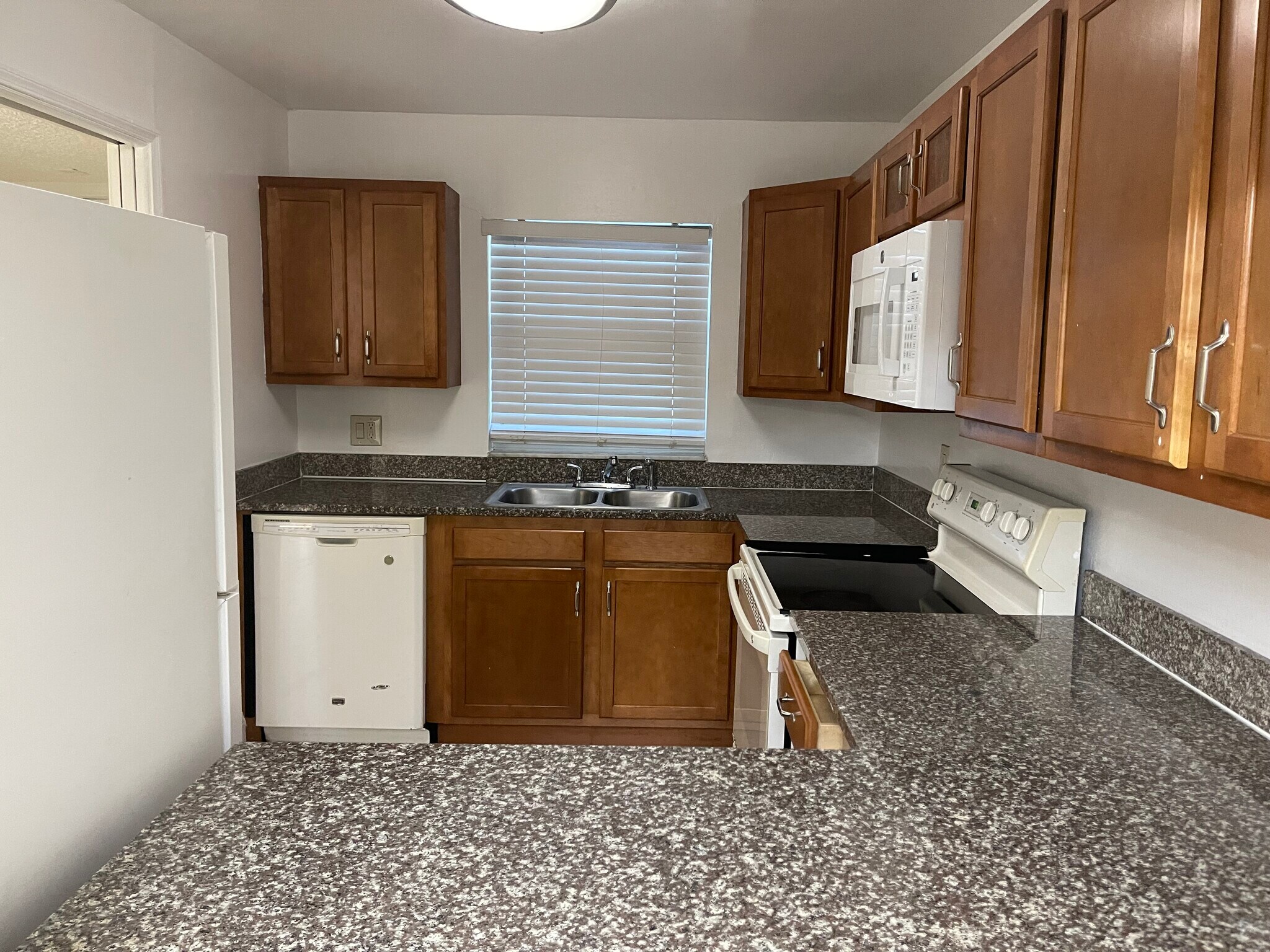 Building Photo - 9461 Evergreen Pl