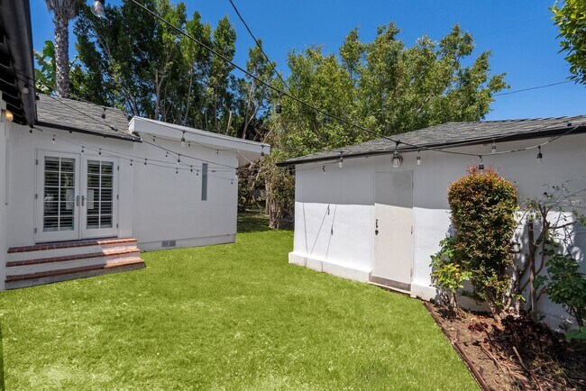 Building Photo - Designer-Done 3 Bed + 3 Bath in Prime Beve...
