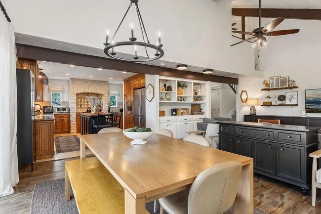 Building Photo - Luxury 5 Bedroom Home with Panoramic Views...
