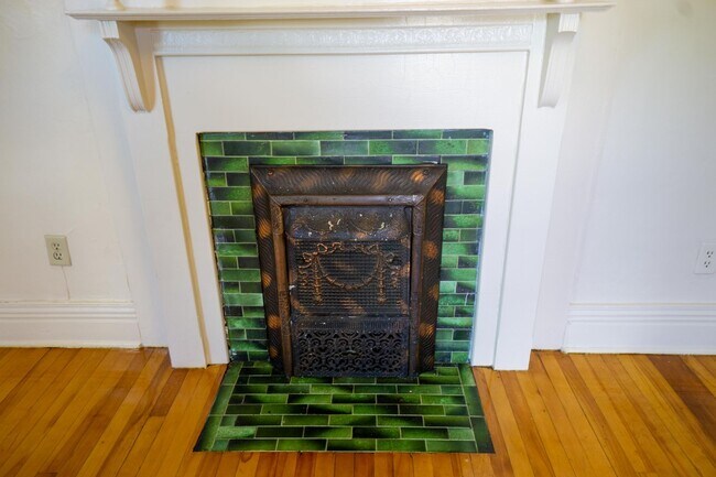 Building Photo - Beautiful Upper Flat With Private Side Por...