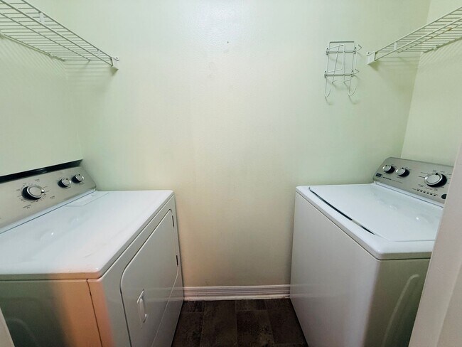 Building Photo - 2 Bedroom Condo For Rent in Carrollwood!