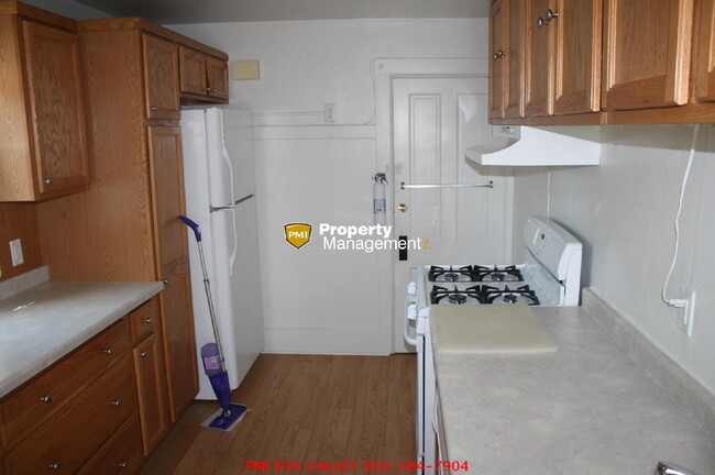 Building Photo - Upper Unit 3 bedrooms & shared garage