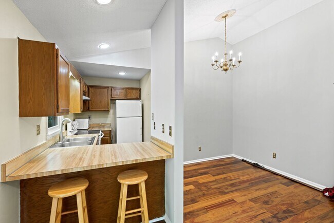 Building Photo - 7833 Foxwood Dr