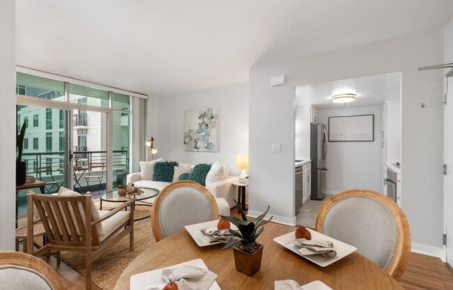 Building Photo - 425 W Beech St