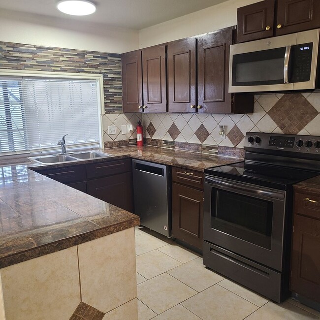 Building Photo - Spacious 2 BR/2.5 bath townhome near the Medical Center w/a fenced in yard!