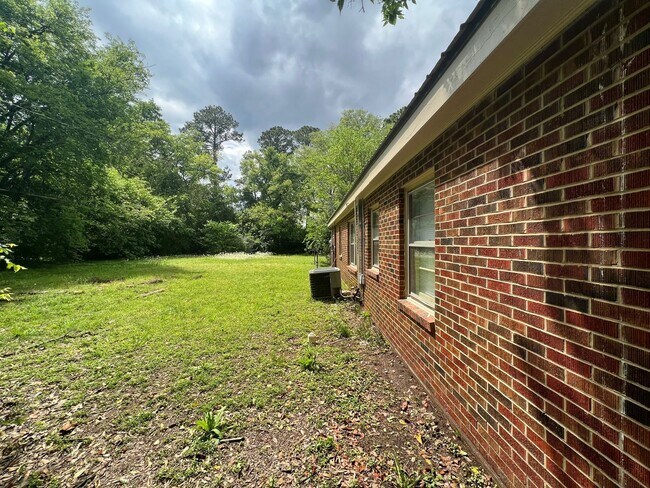 Building Photo - 3 bedroom 1 bathroom single level home