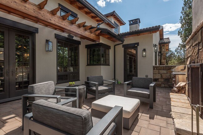 Building Photo - Stunning Furnished Estate in Pronghorn