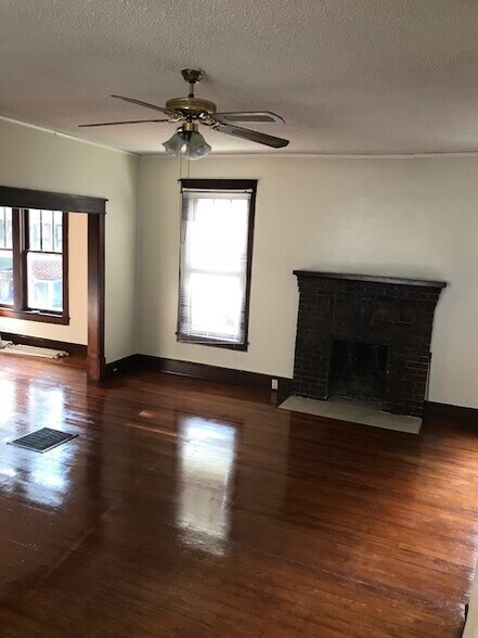 Building Photo - 617 Moulton St E