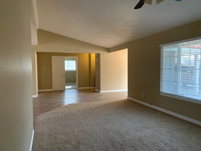 Building Photo - Beautiful Desert Knolls Home