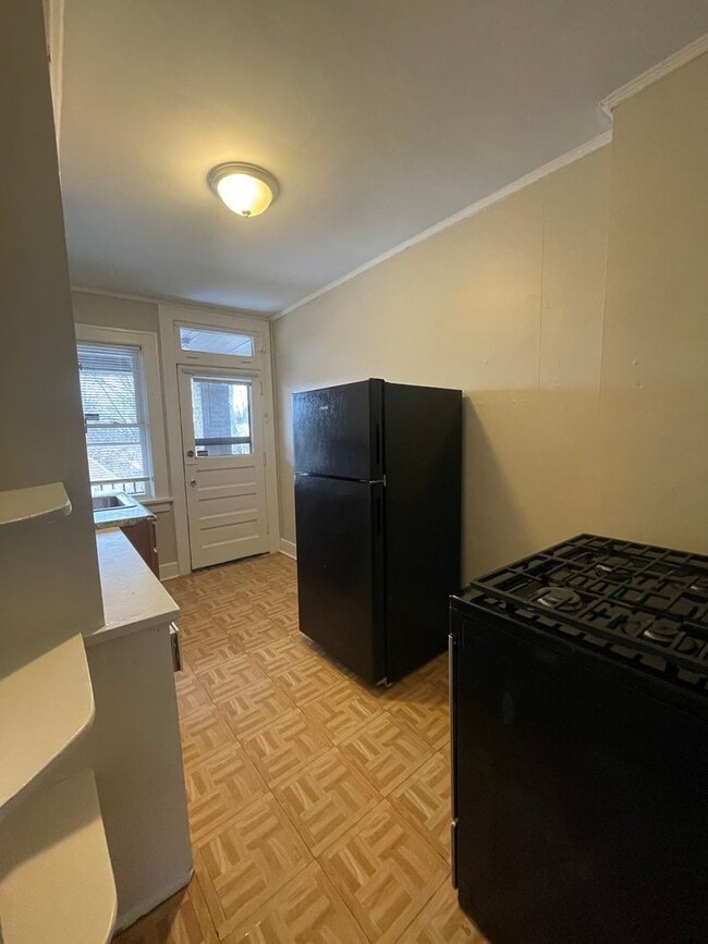 Building Photo - Spacious 2 Bedroom Apartment on a Quiet Street!