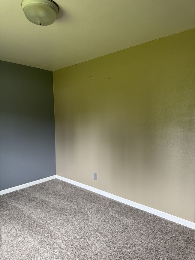 Building Photo - 2150 Bay View Dr