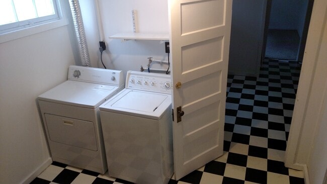 Building Photo - 4 Bedroom close to downtown, bike and walk...