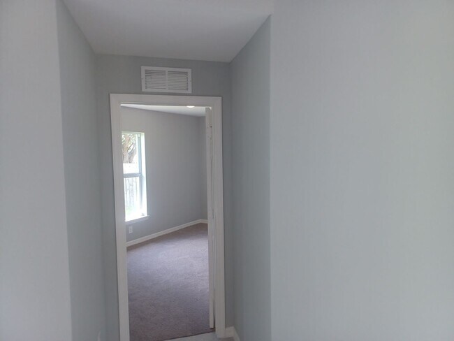 Building Photo - 417 SW 26th Ave